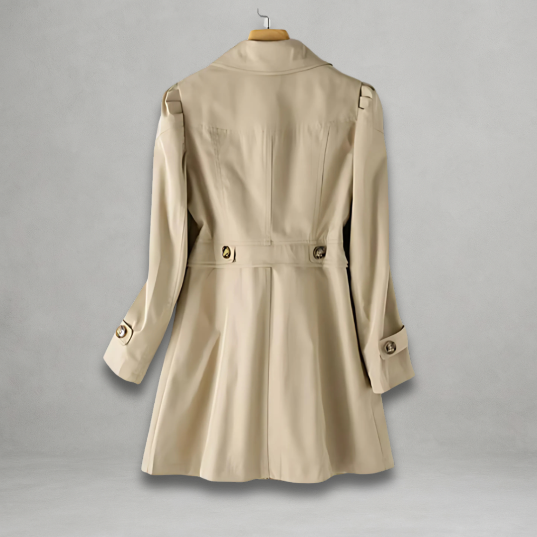 Manteau trench printanier Daniela de Danoir Paris en tissu noir, avec ceinture et col classique, porté par un mannequin.