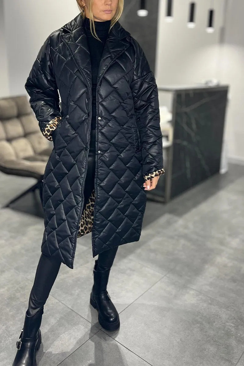 Manteau léopard élégant Danoir Paris en tissu noir avec motif léopard, porté sur un mannequin.