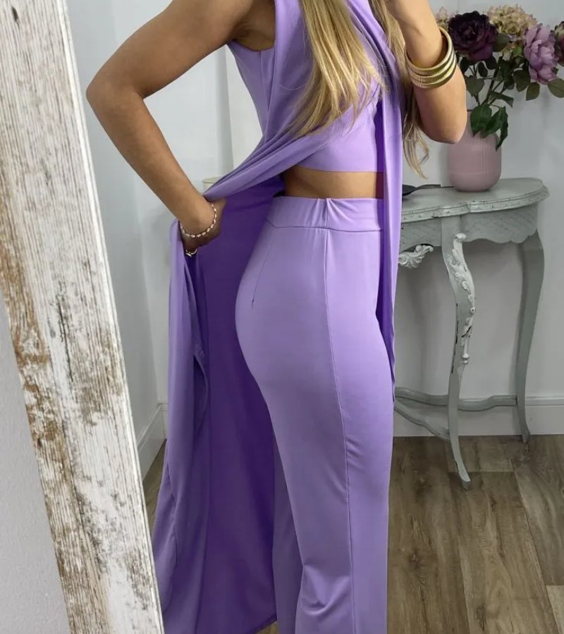 Ensemble chic sans manches Flavia de Danoir Paris, haut et jupe élégants en tissu léger, porté par un mannequin.