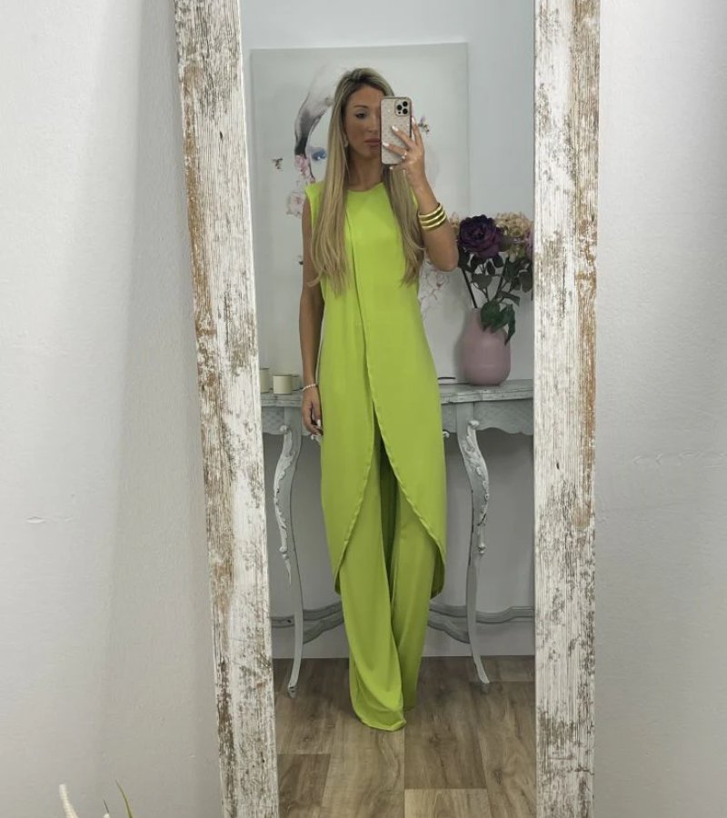 Ensemble chic sans manches Flavia de Danoir Paris, avec haut élégant et pantalon assorti, porté par un mannequin.