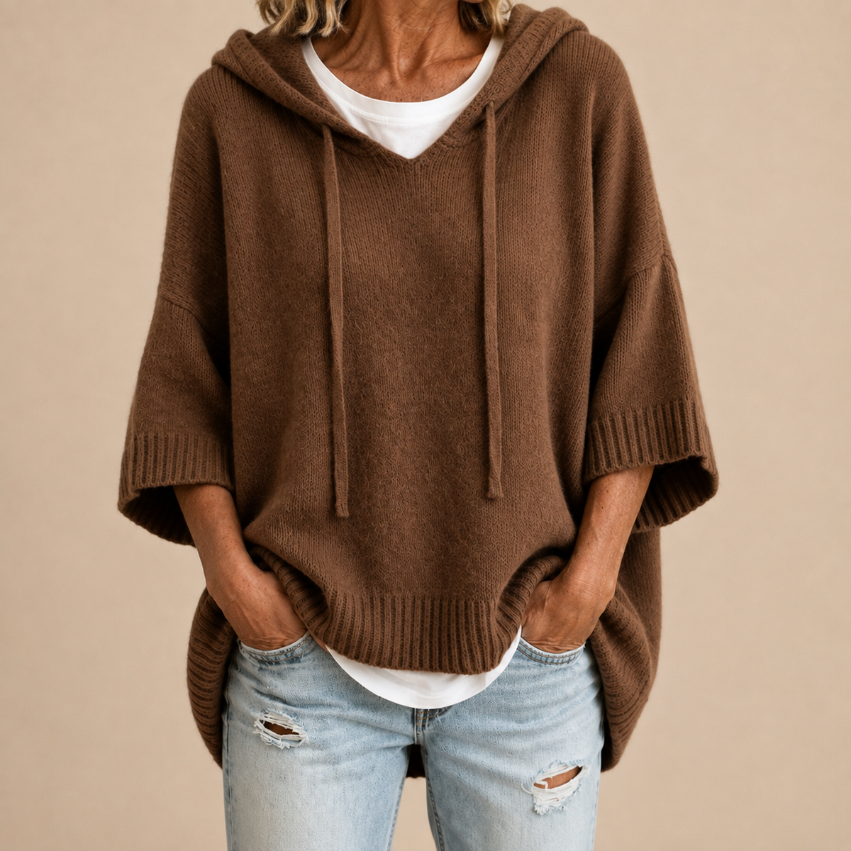 Fleur noire de Danoir Paris, brise chic avec détails élégants, vue rapprochée de la broderie et de la texture du tissu.