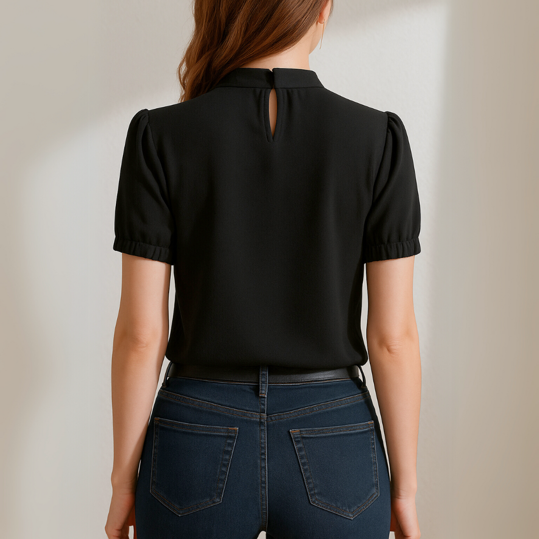 Blouse plissée élégante Inga de Danoir Paris, tissu fluide et détails sophistiqués pour une tenue chic et raffinée.