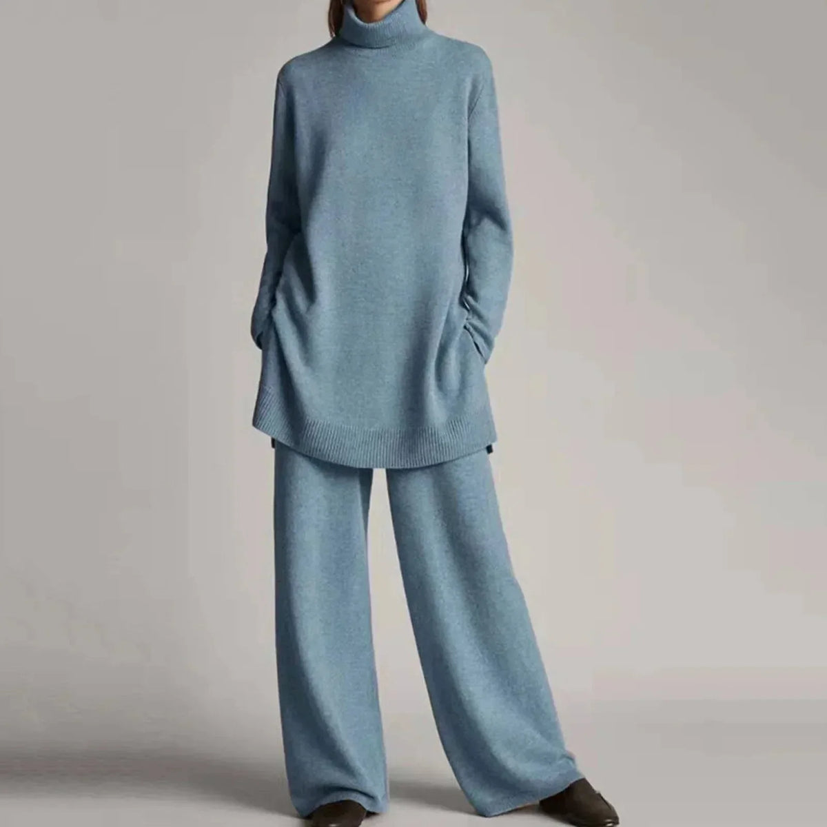 Ensemble chic et confortable Julia de Danoir Paris en noir, avec haut et pantalon en tissu doux, vue de face.