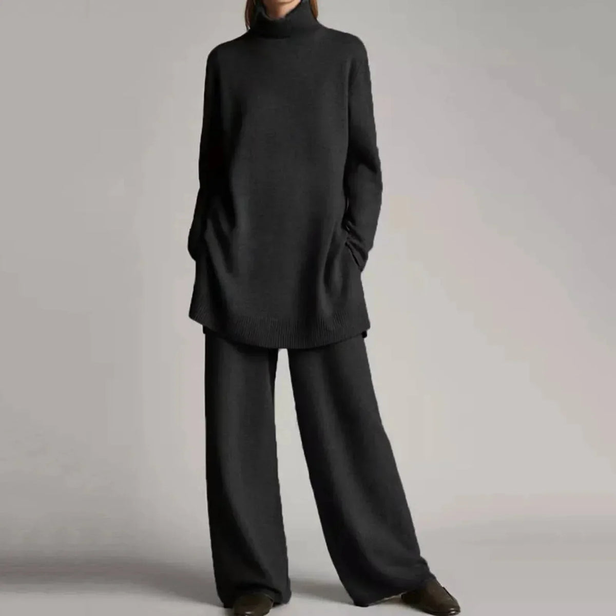 Ensemble chic et confortable Julia de Danoir Paris en noir, avec veste et pantalon élégants et décontractés.