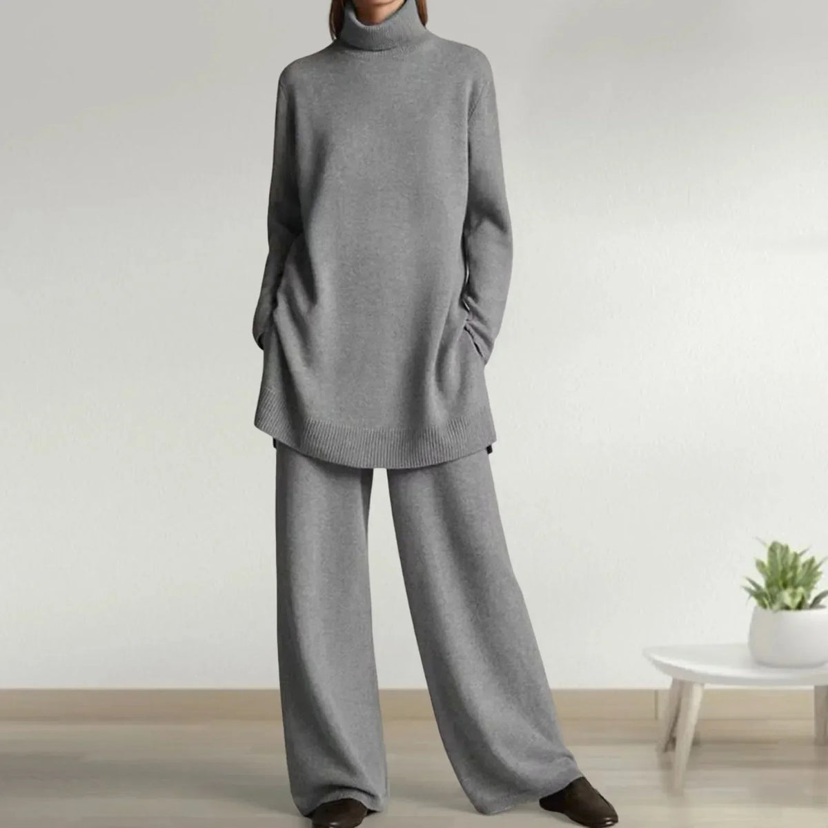 Ensemble chic et confortable Julia de Danoir Paris, en noir, avec haut et pantalon en tissu doux, adapté pour un look élégant et décontracté.