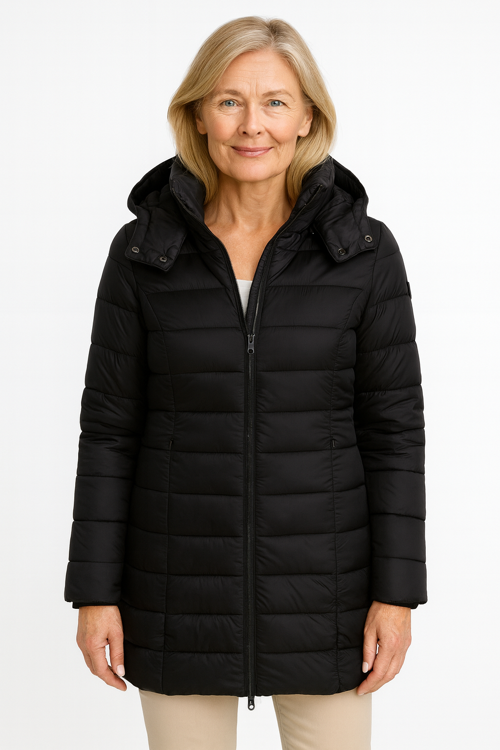 Doudoune élégante d'hiver Luxe de Danoir Paris, veste chaude en tissu brillant noire avec capuche et fermeture éclair.