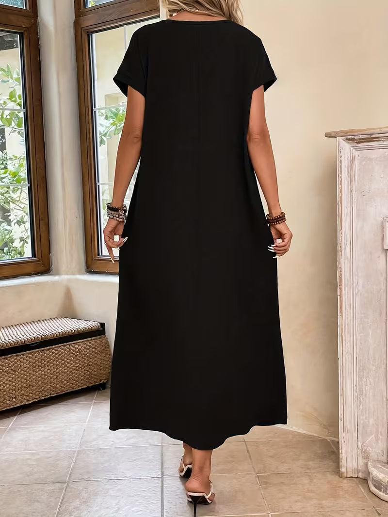 Robe longue élégante et minimaliste Margaux™ de Danoir Paris portée, en tissu fluide et coupe simple, parfaite pour une occasion chic