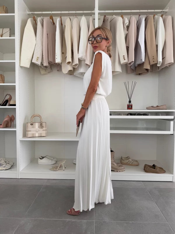 Blouse chic en viscose crème Danoir Paris, style élégant et confortable, portée avec des détails subtils.