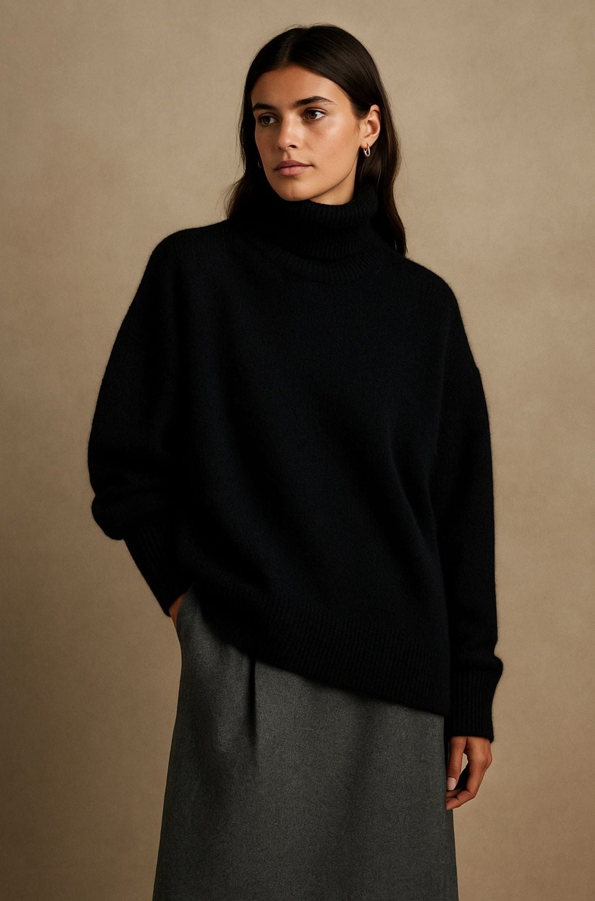 Pull en cachemire noir Danoir Paris avec motif rosette élégant, douceur et style sophistiqué visible sur le vêtement.