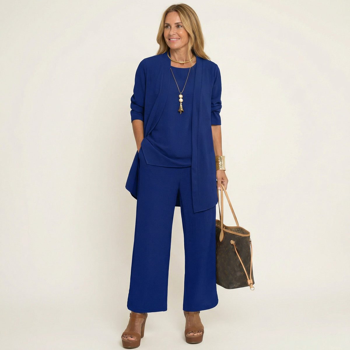 Ensemble minimaliste Danoir Paris Vivienne en trois pièces, comprenant un haut, un pantalon et un cardigan en tissu léger.