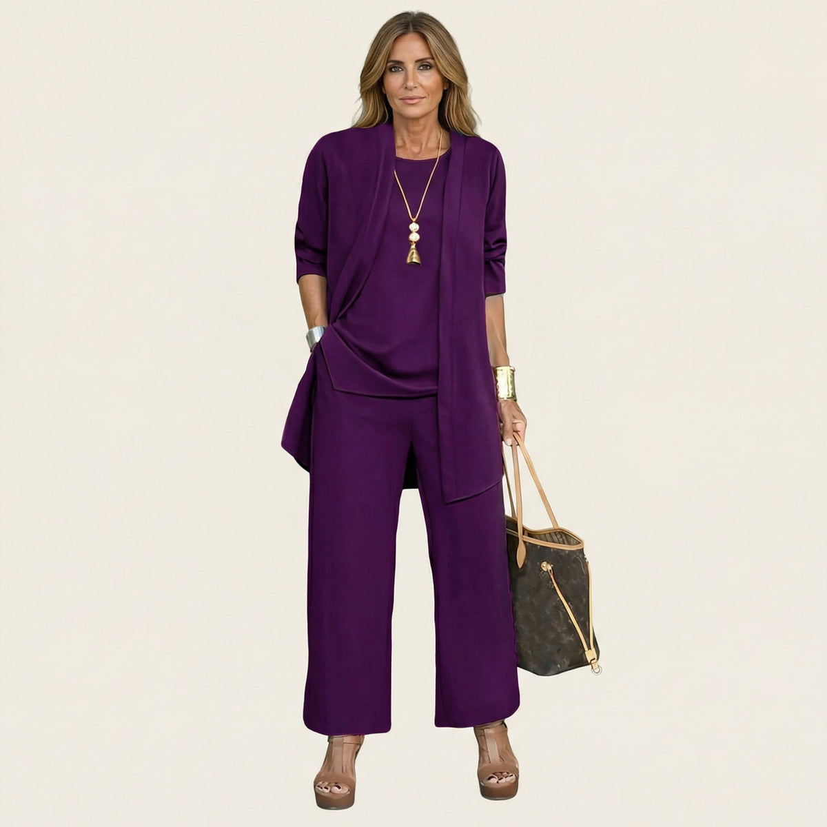 Ensemble minimaliste en trois pièces Vivienne de Danoir Paris, comprenant un haut, un pantalon et un cardigan en tissu léger.