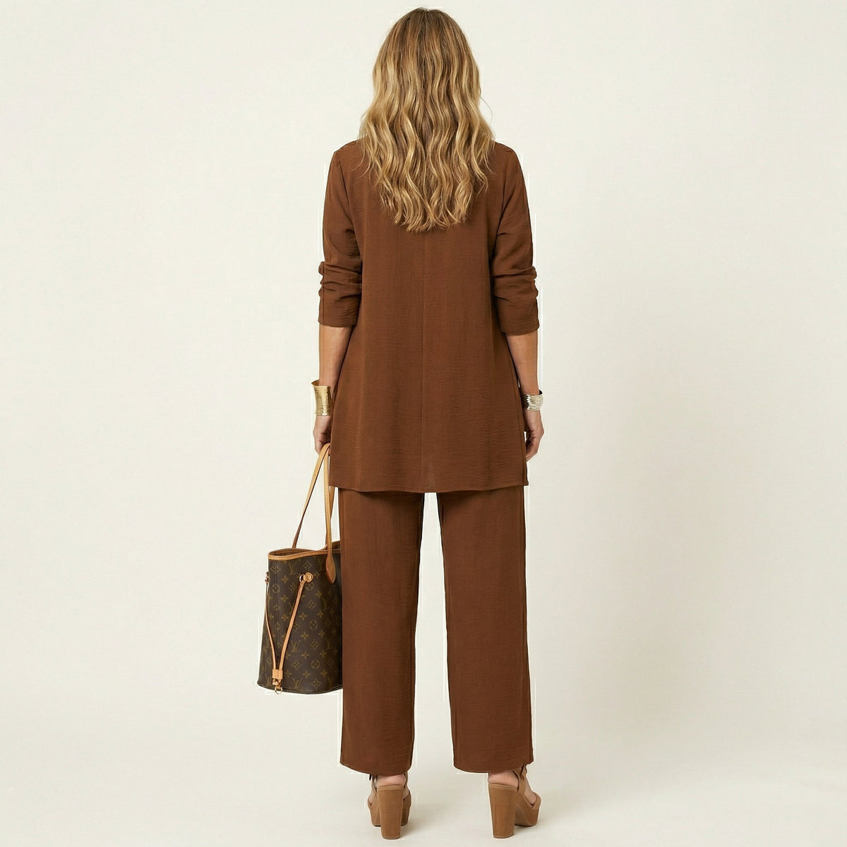 Ensemble minimaliste Danoir Paris Vivienne, 3 pièces, comprenant haut, pantalon et veste, en tissu élégant et épuré.