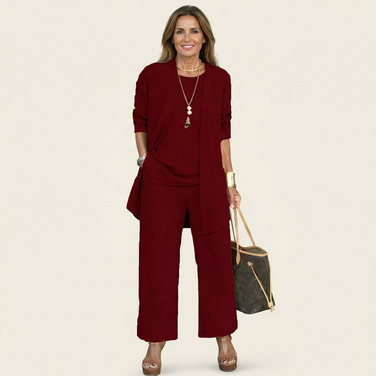 Ensemble minimaliste Danoir Paris Vivienne 3 pièces avec haut, pantalon et veste en tissu léger, couleur neutre.