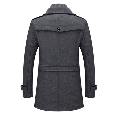 Manteau homme Danoir Paris Élite en tissu épais, coupe élégante, porté par un mannequin, style moderne et sophistiqué.