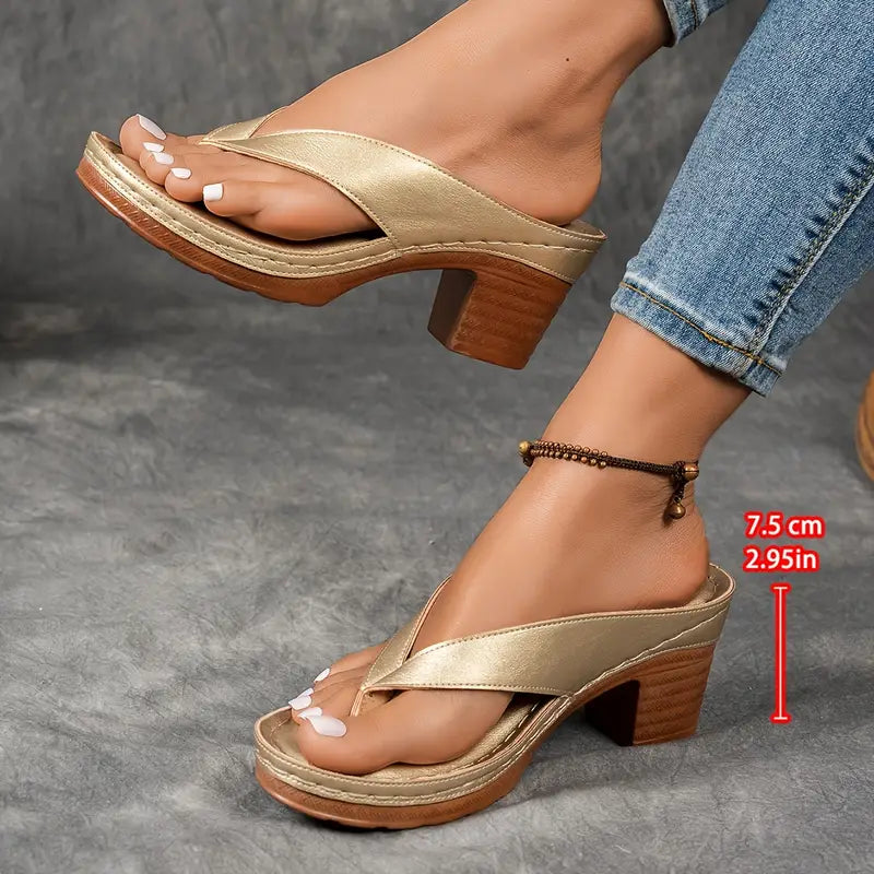 Sandales Danoir Paris en cuir beige avec talons élégants et bride ajustable, parfaites pour une allure sophistiquée.
