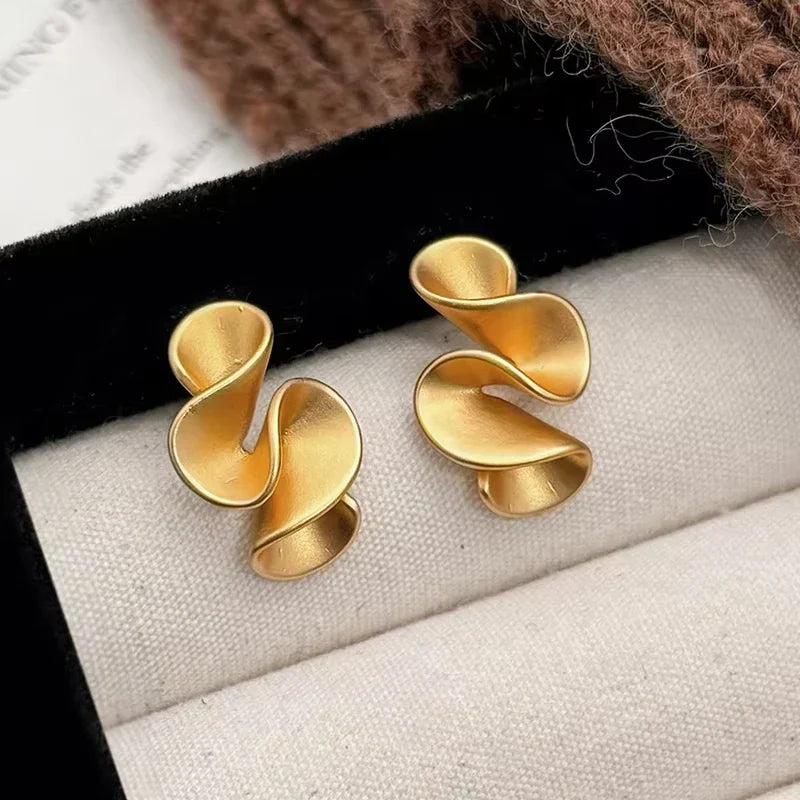 Boucles d'oreilles en argent et or 18K Danoir Paris, délicates et élégantes avec finition brillante.