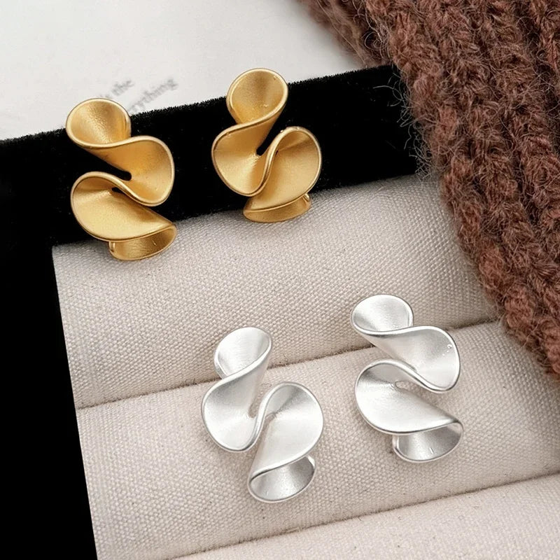Boucles d'oreilles en argent et or 18K Danoir Paris, élégantes et raffinées, avec détails en or 18 carats.