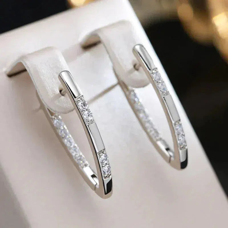 Boucles d'oreilles sophistiquées Danoir Paris avec pierres de zirconia brillantes et élégantes en or.