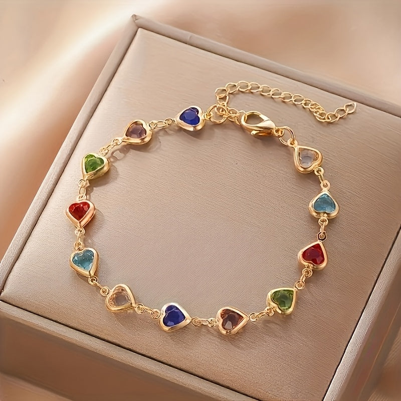 Bracelet unique en forme de cœur de la marque Danoir Paris, en or, porté au poignet.