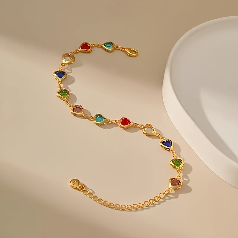 Bracelet unique en forme de cœur de Danoir Paris, en or avec détails élégants, porté sur le poignet.