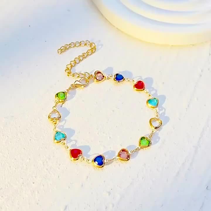 Bracelet unique en forme de cœur de la marque Danoir Paris, avec détails élégants en or.
