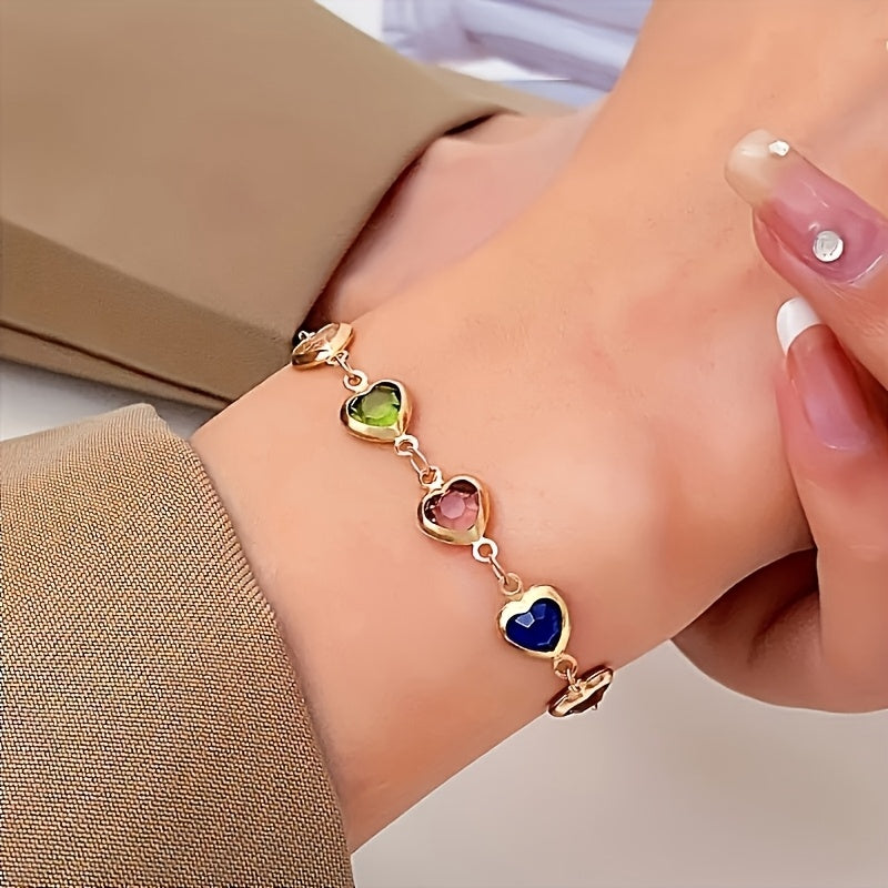Bracelet en forme de cœur de la marque Danoir Paris, en or, avec détails délicats et design élégant visible sur l'image.