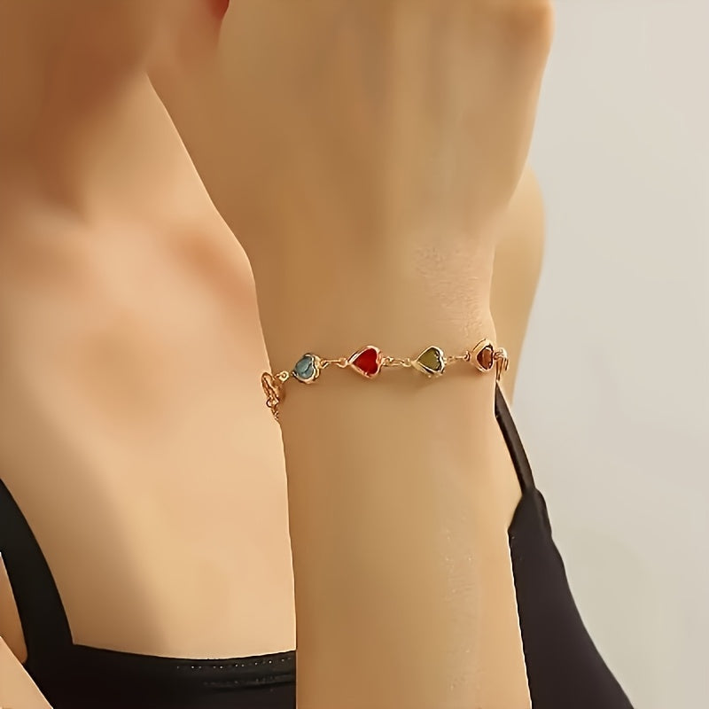 Bracelet unique en forme de cœur en or de la marque Danoir Paris, visible avec détails élégants et finition polie.