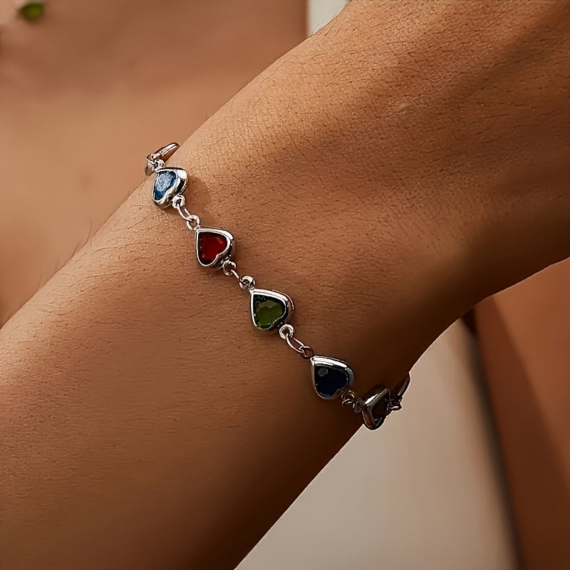 Bracelet unique en forme de cœur de Danoir Paris, en métal argenté avec détails élégants, visible en gros plan.