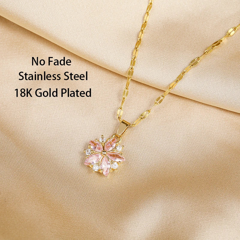 Collier Sakura Rose romantique en acier inoxydable, bijou élégant avec pendentif floral, signé Danoir Paris.