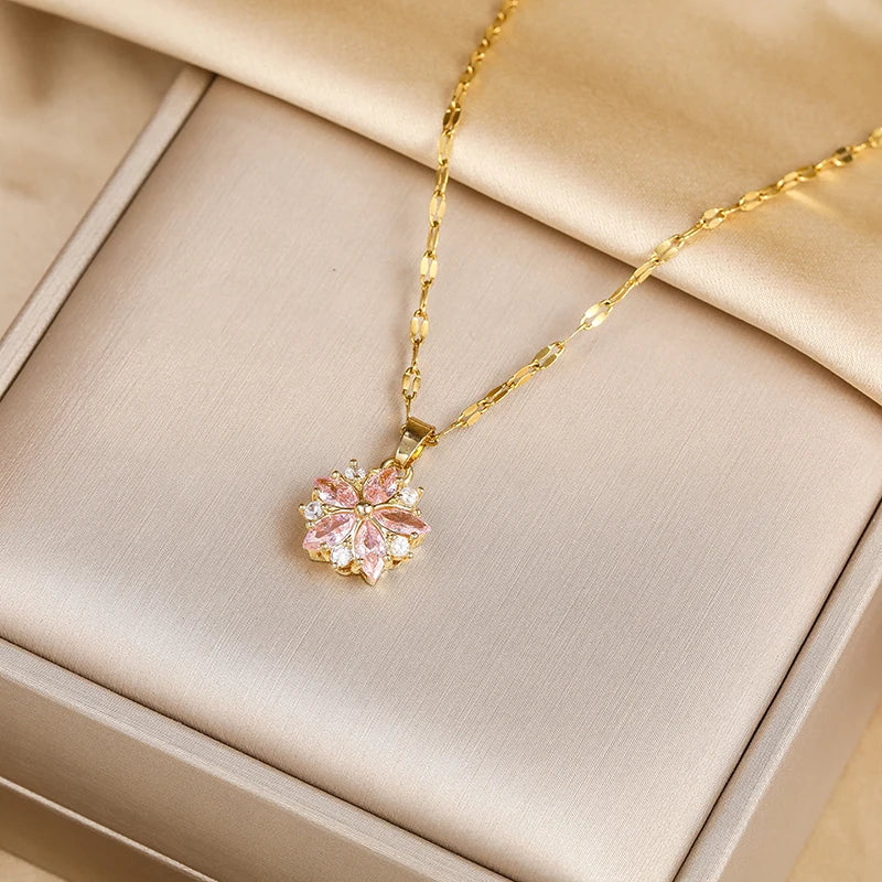 Collier Sakura Rose romantique en acier inoxydable, bijou élégant avec pendentif floral, de la marque Danoir Paris