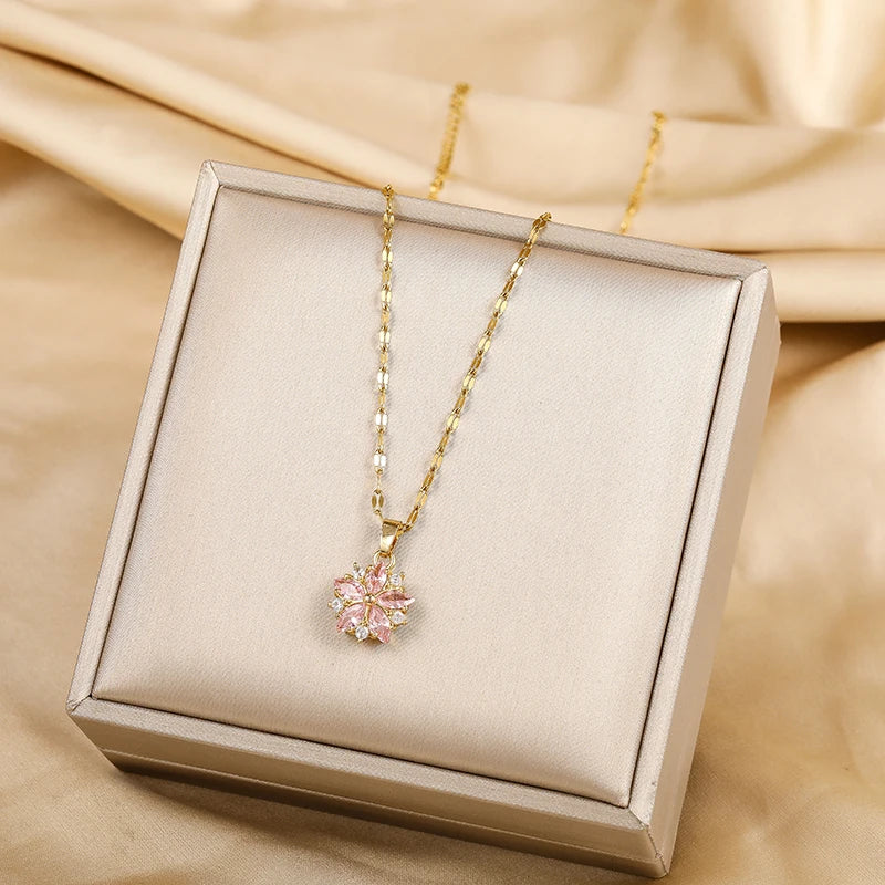 Collier Sakura Rose romantique en acier inoxydable, bijou élégant avec pendentif floral, conçu par Danoir Paris.
