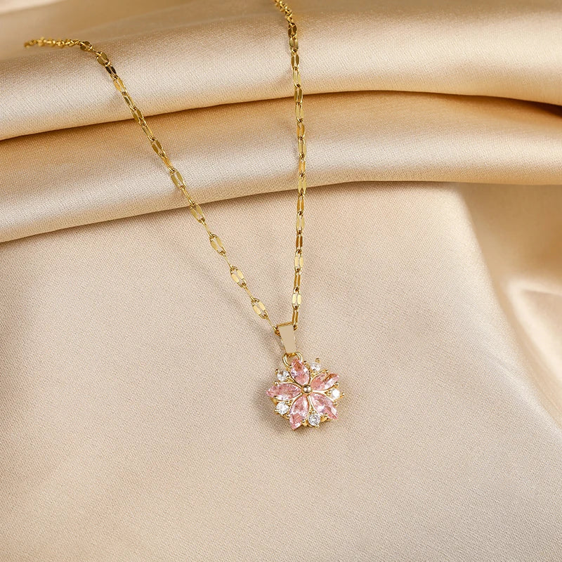 Collier Sakura Rose romantique en acier inoxydable avec pendentif floral, bijou élégant de Danoir Paris.