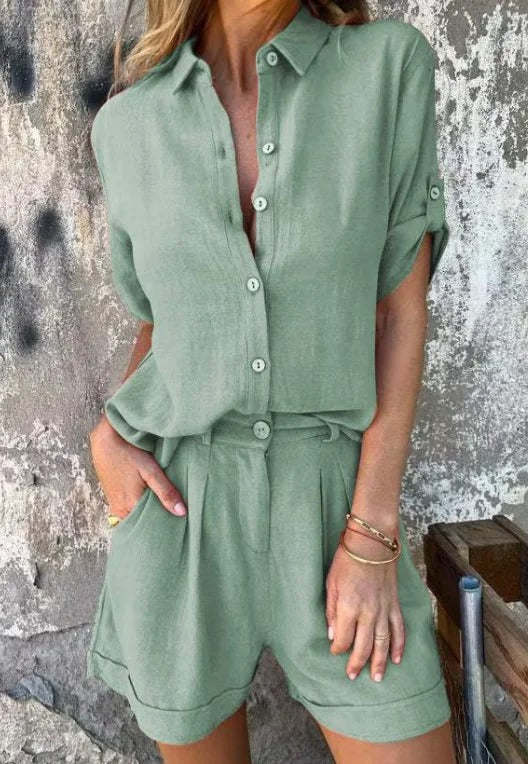 Ensemble décontracté chic Riviane de Danoir Paris en tissu orange avec détails élégants, porté par un mannequin.