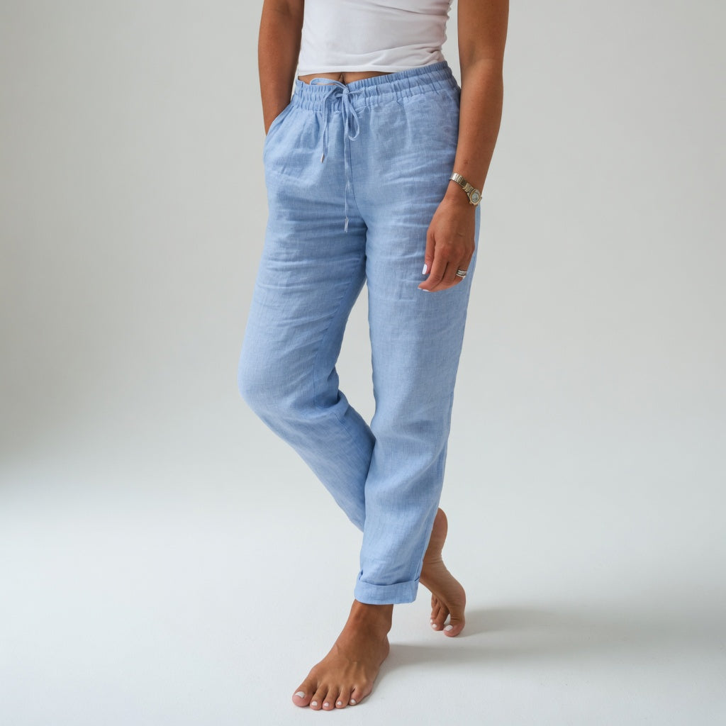 Pantalon fluide pour femmes Albertine™ en coton léger de couleur bleu clair, confortable et naturel, signé Danoir Paris.