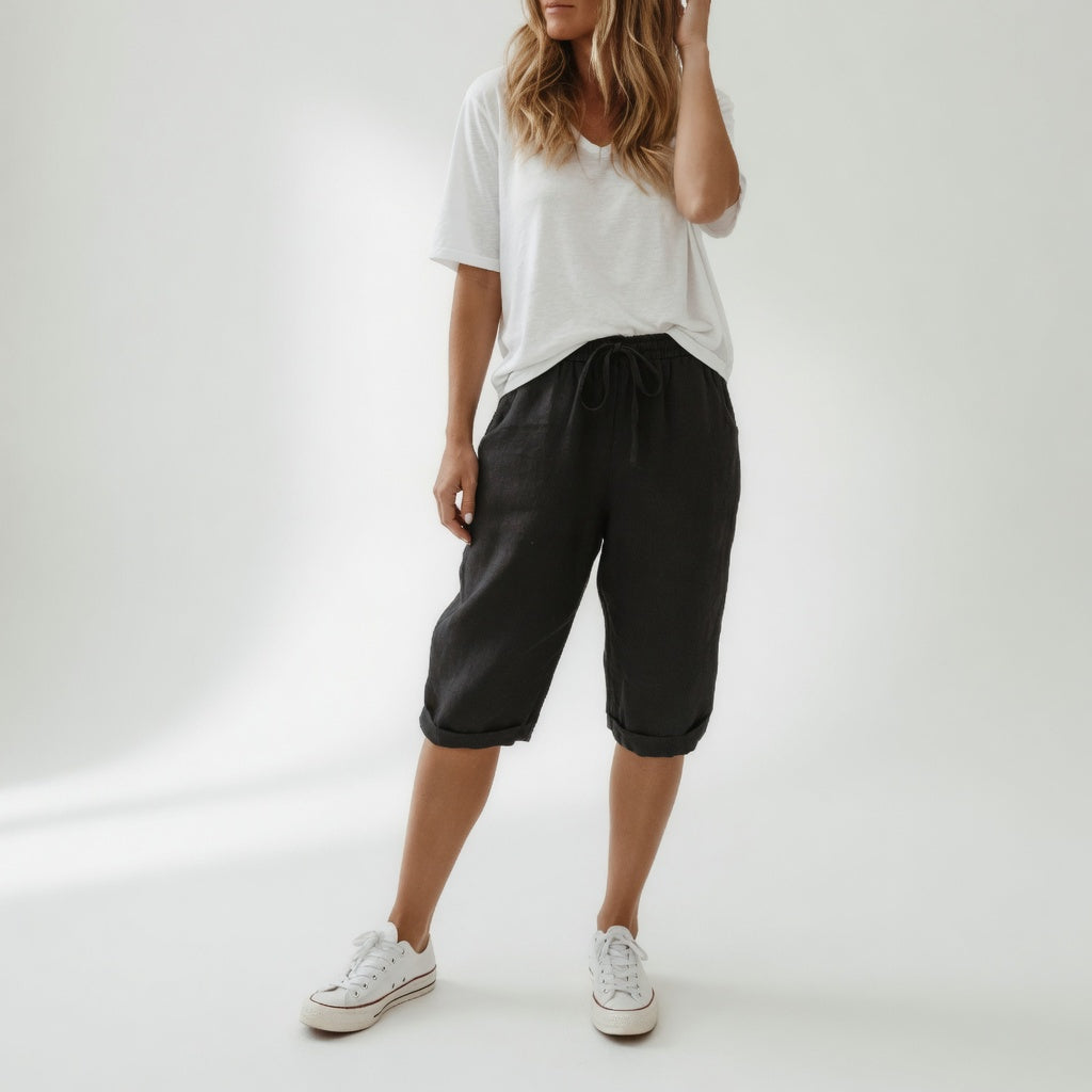 Pantalon décontracté Fernande™ Bermuda pour femmes en coton noir, style estival, marque Danoir Paris.