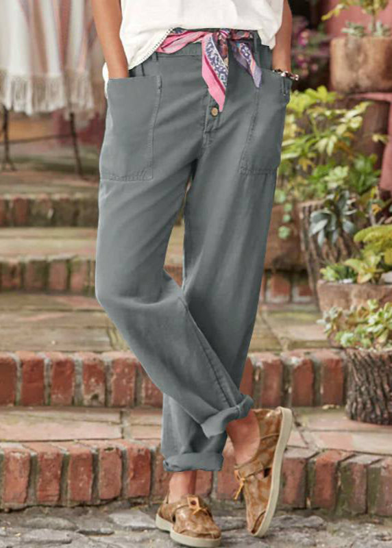 Pantalon élégant Danoir Paris Lise, coupe fluide et sophistiquée, en tissu noir, porté avec un haut blanc.