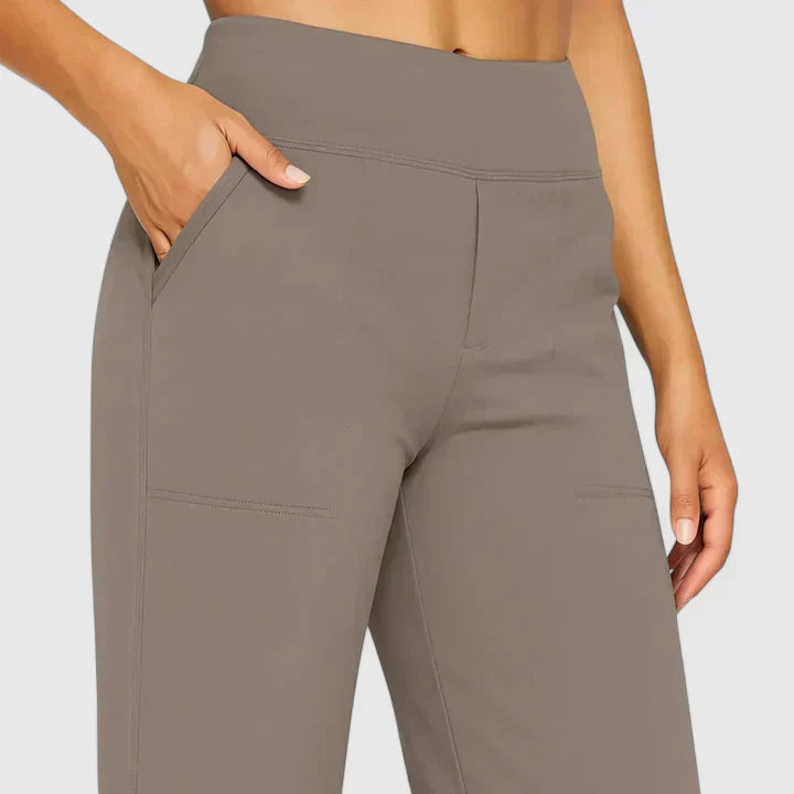 Pantalons élégants Danoir Paris Ame vus de face et côté, en tissu noir avec coupe moderne.