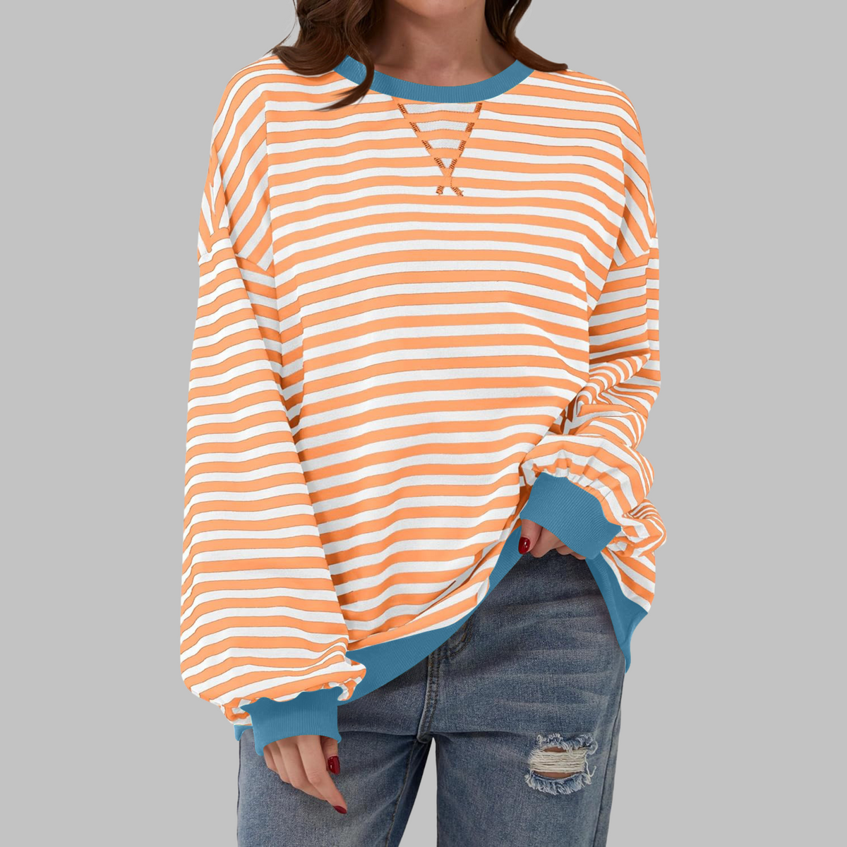 Sweatshirt à manches longues et ronde, à rayures roses, de la marque Danoir Paris, style casual et confortable.