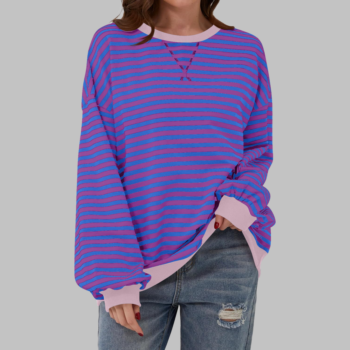 Sweatshirt décontracté à manches longues, col rond et rayures roses, marque Danoir Paris, look confortable et tendance.