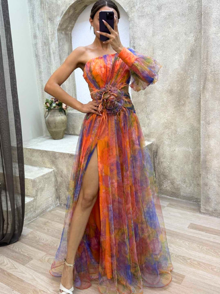 Robe florale asymétrique Kayla de Danoir Paris en tissu violet, portée avec un style élégant et moderne.