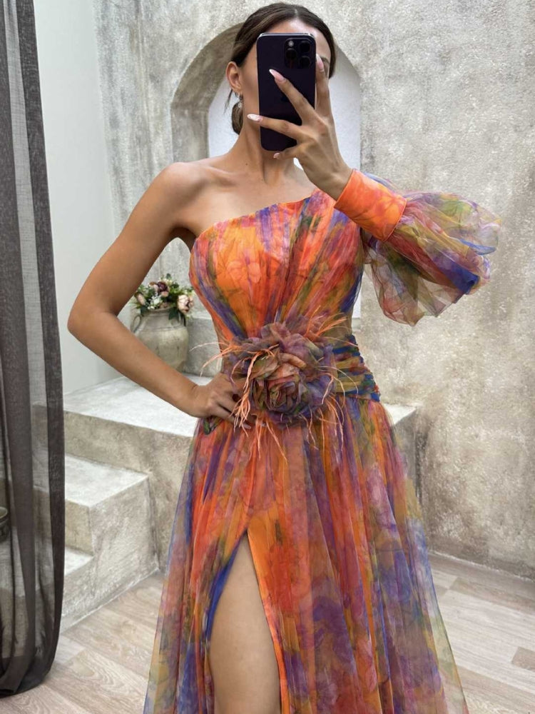 Robe florale asymétrique Kayla de Danoir Paris en tissu violet, corps ajusté et style élégant pour femmes.