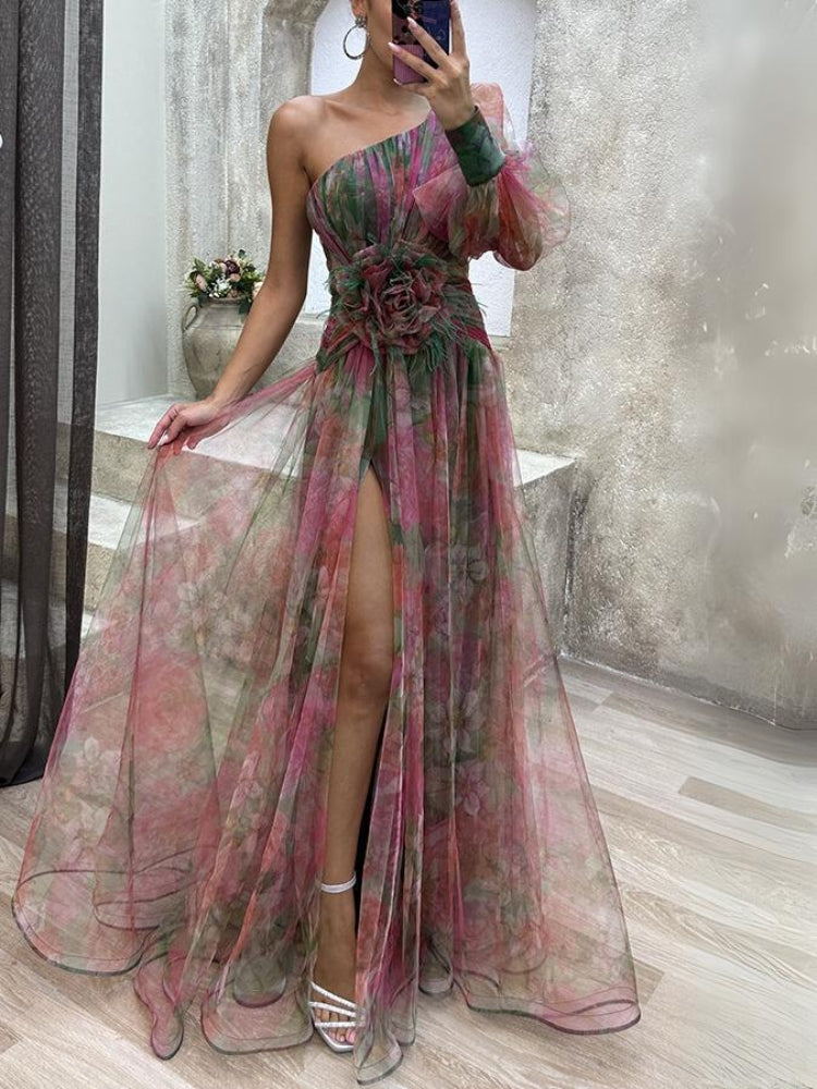 Robe florale asymétrique Kayla de Danoir Paris en tissu violet, avec coupe élégante et style moderne.