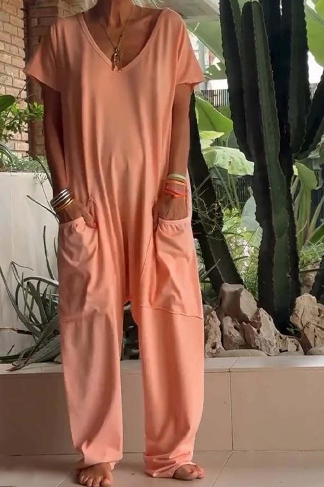 Combinaison décontractée à manches courtes avec col en V, poches et style oversize, de la marque Danoir Paris.