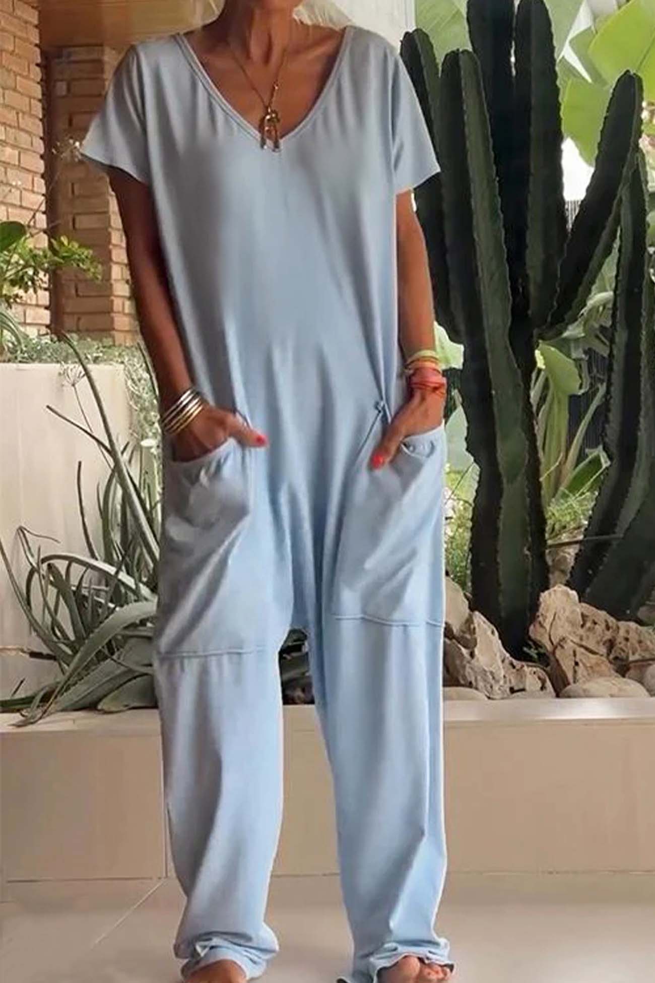 Combinaison décontractée à manches courtes avec col en V, poches et coupe ample, de la marque Danoir Paris.