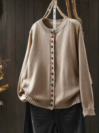 Gilet élégant et confortable Karita de Danoir Paris porté, en tissu doux avec col en V, parfait pour un style sophistiqué.