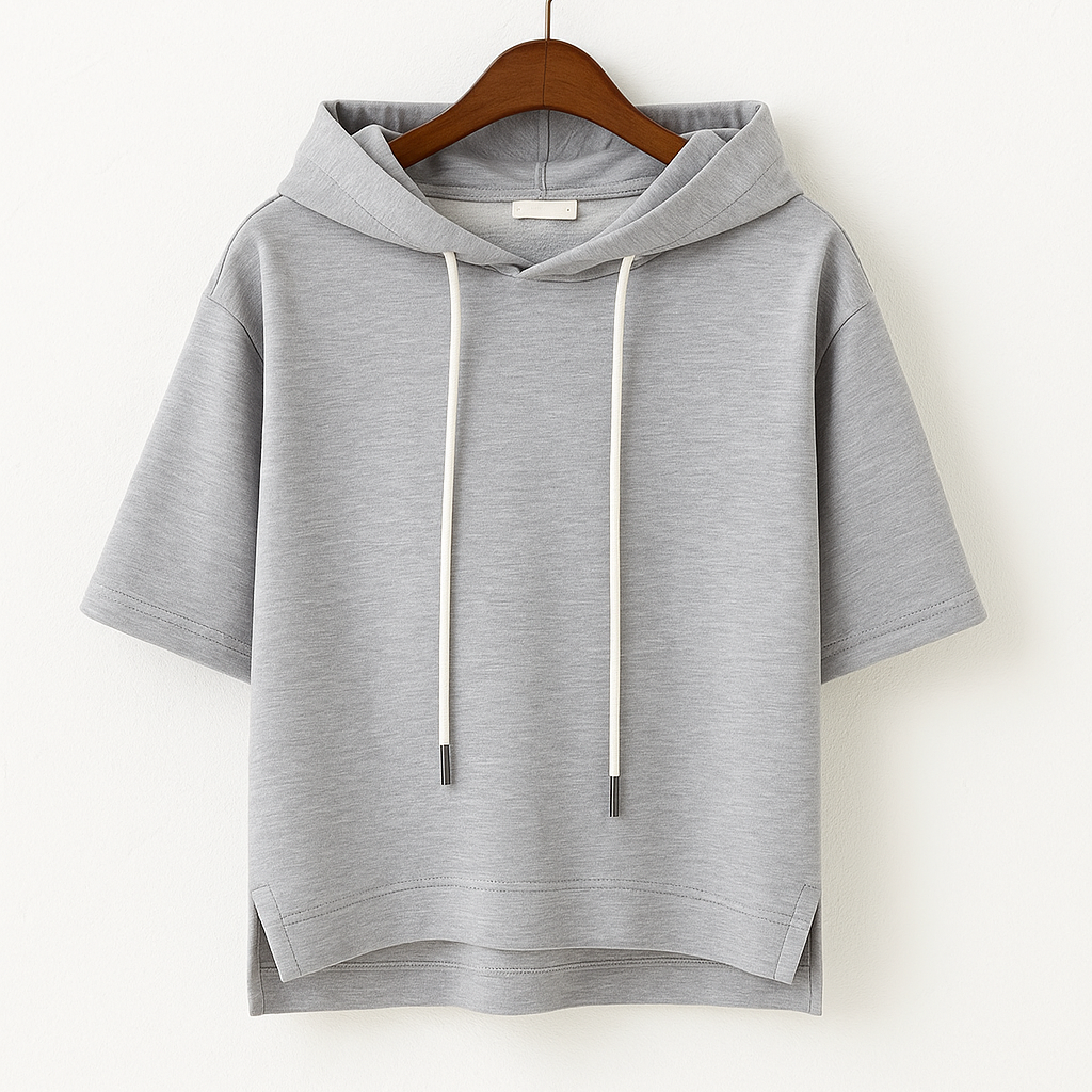 Sweat à capuche courte Alison de Danoir Paris en tissu doux, avec manches longues et design moderne, porté par un mannequin.