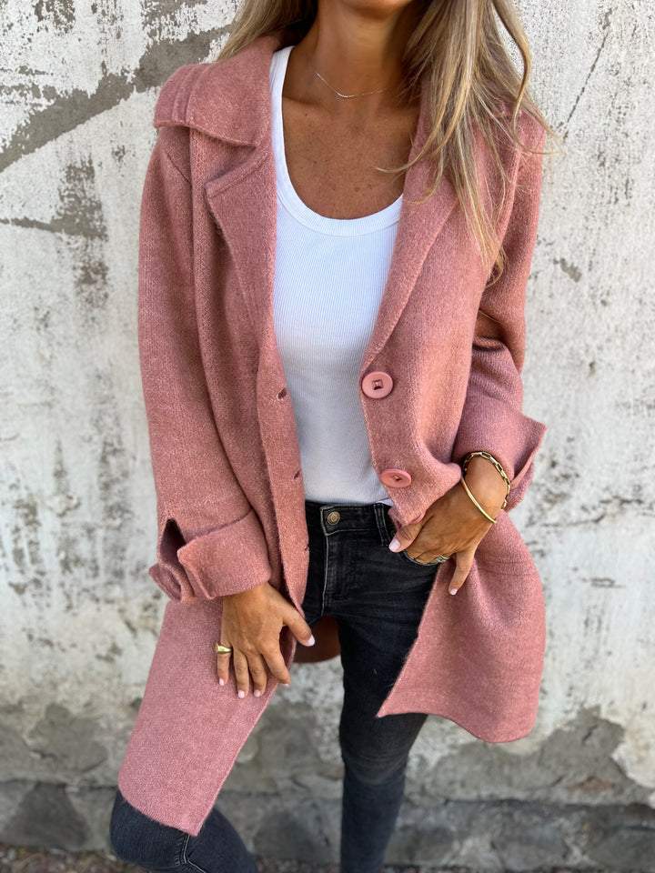 Manteau chic minimaliste Audrey de Danoir Paris, coupe élégante et design épuré, en tissu rose pour un style sophistiqué.