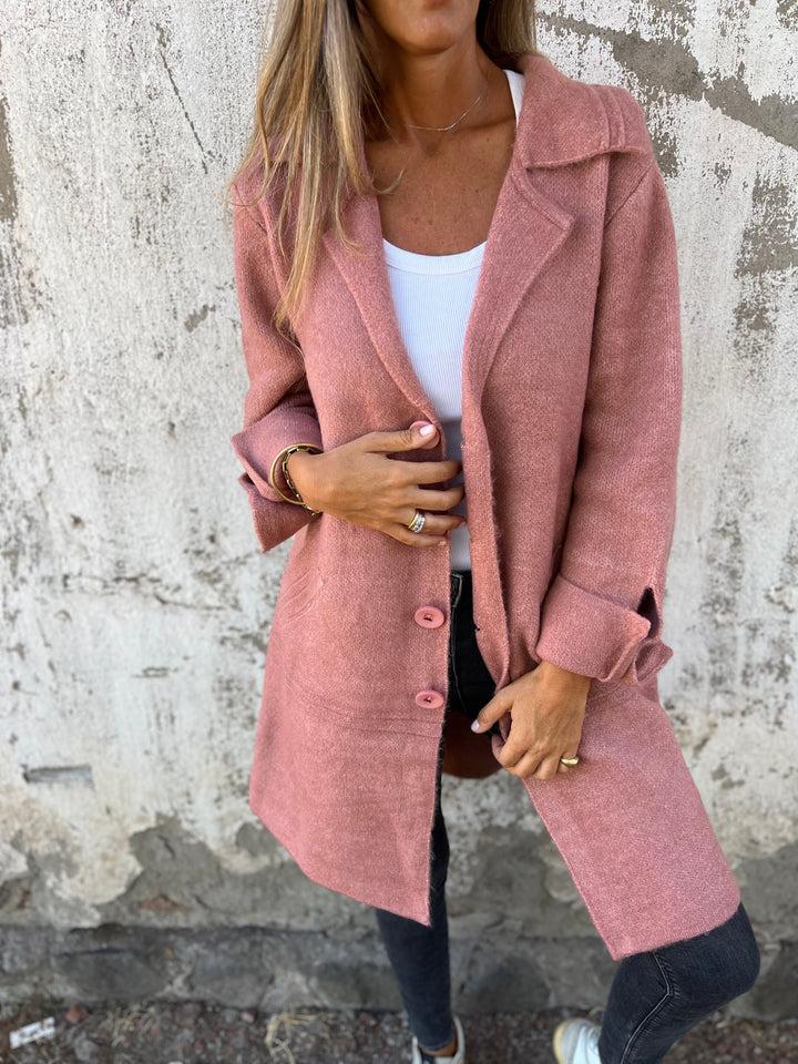 Manteau chic minimaliste Audrey de Danoir Paris en tissu rose, élégance simple et moderne pour femme.