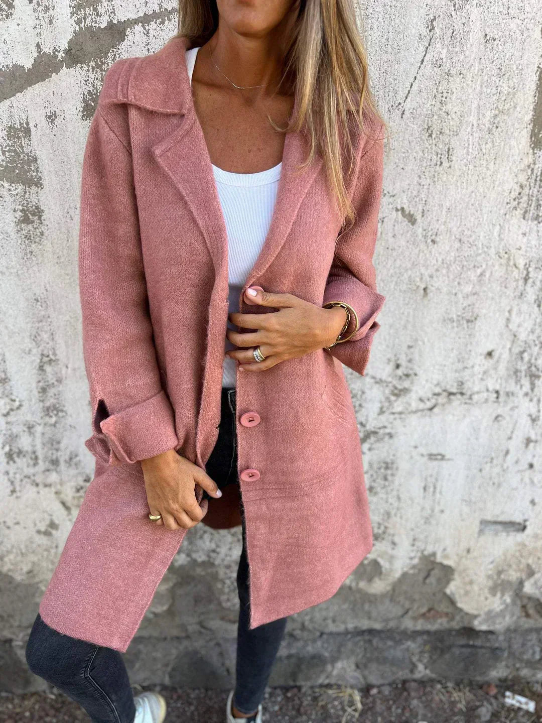 Manteau chic minimaliste Audrey de Danoir Paris en tissu rose clair, avec coupe élégante et style épuré.