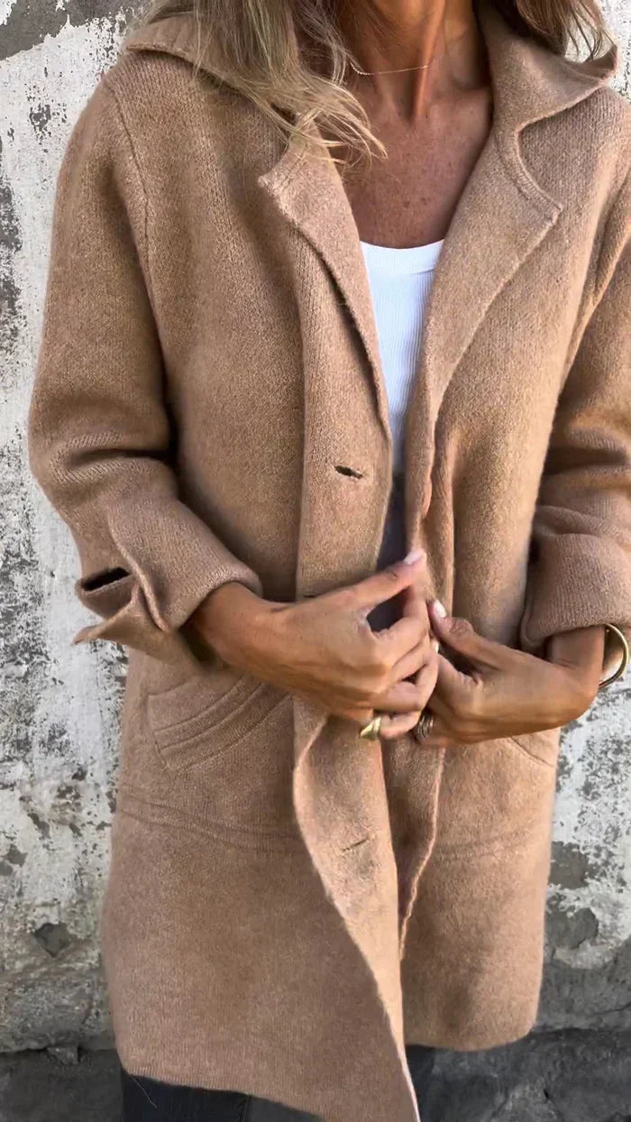 Manteau minimaliste Audrey de Danoir Paris en tissu rose, style chic et élégant, porté avec col et manches longues.